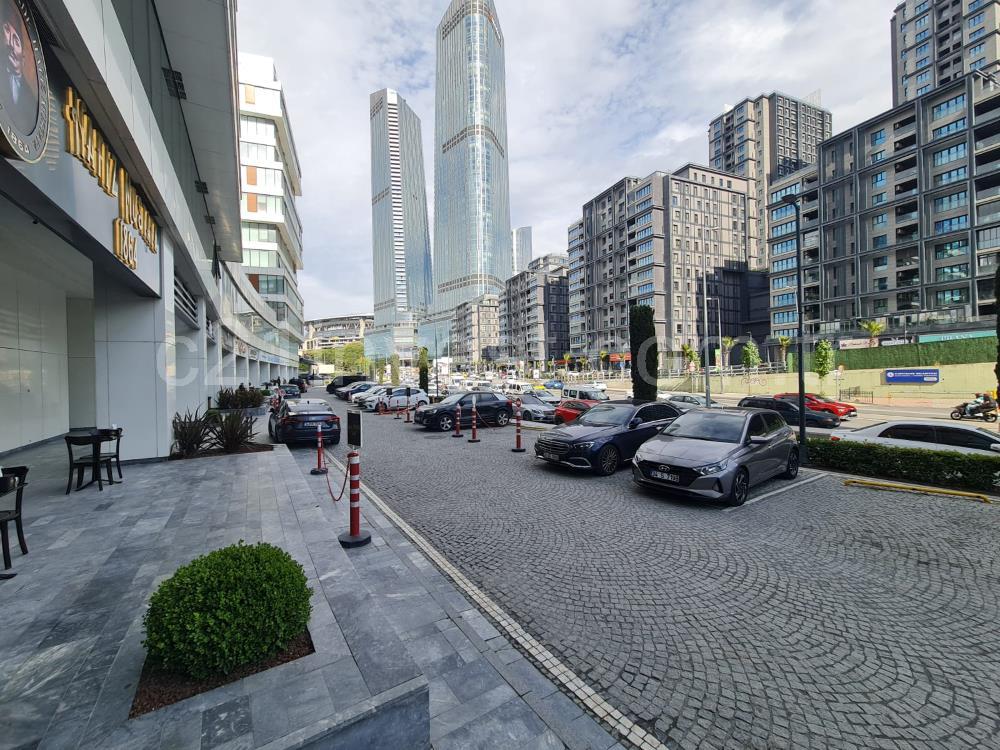 Portavadi Satılık Dükkan 400m2 + 40m2 Tahsisli Ön Kullanım Alan